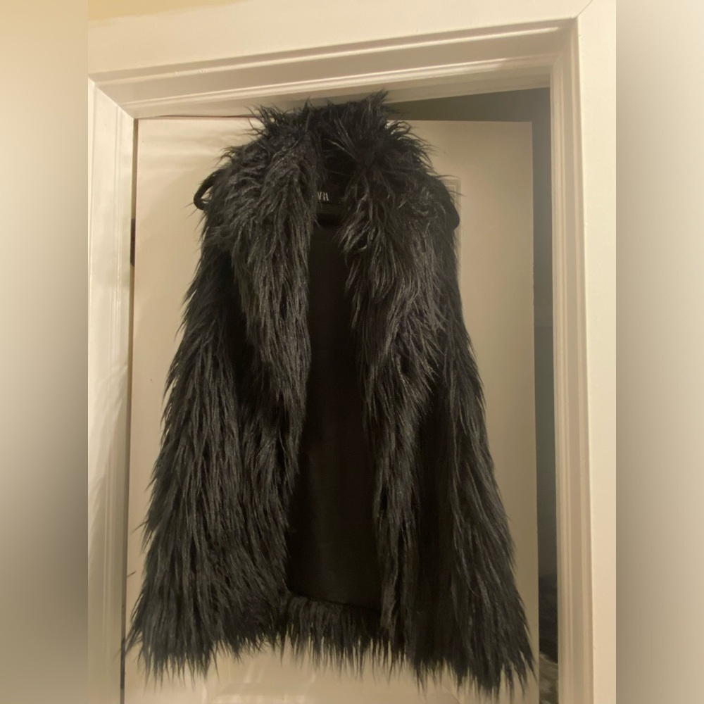 NWOT-Never worn. Zara Black Faux Fur Vest size small. See My Vest 🦍🦺!